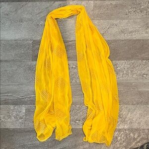 Yellow shawl with gold details